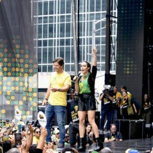 Erik Marmo Instagram - Nessa época do ano lembro do #brazilianday de NYC (nos tempos pré-pandemia) quando estive presente em várias edições. Em 2018 celebramos os 15 anos do #planetabrasil da @globointernacional que eu apresentava. Era muito bom subir no palco e se relacionar com 1 milhão de pessoas presentes. E ainda podia curtir os shows maravilhosos ali junto, no palco. Depois ainda ia tomar um chope no pub irlandês com a turma dos @osparalamas 🍺 Até cantei o refrão de “Do Seu Lado” com @jotaquest no ano anterior… Boas lembranças! Nas fotos estou com a super querida @aanafurtado e a animadíssima ex-colega de Planeta Brasil @fernandapontesoficial #throwback  Remembering some good times when I used to host a TV show and covered the biggest Brazilian party abroad, the BR Day in NYC. Such a powerful experience to relate on stage to over 1M people live there (plus some more millions watching on TV.) I could also enjoy great performances by top Brazilian and international artists, right there on stage. I even sang the chorus of a song with one band. And had some pints at an Irish Pub afterwards with the musicians of another band… Great memories!