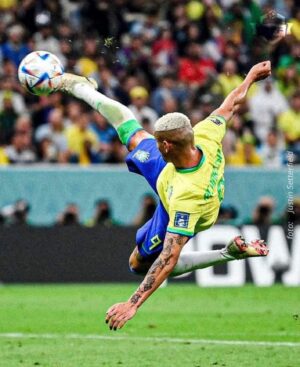 Erik Marmo Instagram - Que golaço! Richarlison é resenha, é ótimo jogador e tem estrela com a amarelinha. Que assim continue… Torcendo por ele! Me lembrou até meus gols nas pelas né não @correafelipe26 @tonynery1 @renatomarmo ? 😀⚽️ Good game and amazing goal today by @richarlison 🇧🇷 #worldcup #fifa #soccer #futebol