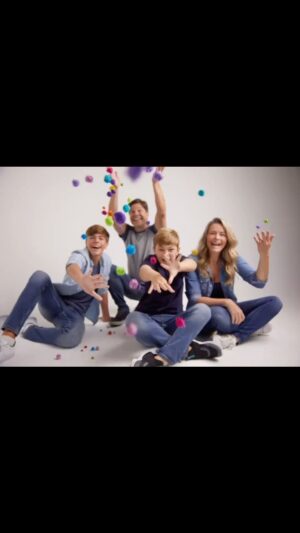 Erik Marmo Instagram - What is better than having fun with your family?
@lamodelsjuniors photoshoot
@erik.marmo @larissaburnier @danielmarmo09 @nathanmarmo11