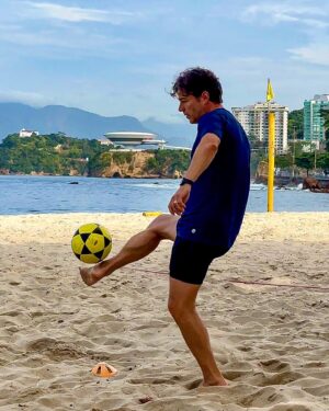 Erik Marmo Instagram - Treininho de #futevolei na minha querida #niteroi #cidadesorriso 😀🇧🇷⚽️ Some moments of my Futevoley practice in the city I was born and raised in Brazil. 📷 @glaucia_dias