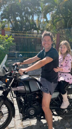 Erik Marmo Instagram - Agora a garupa da moto foi com outra loira 😹 e mais uma morena de extra!!!!! Segura essas duas dindo @erik.marmo !!!!! Relembrando @mulheresapaixonada