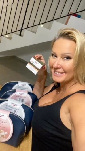 Erika Barkolová Instagram - Mam pre vas super tip na vianocny darcek! Kvalitnu dermokozmetiku @eucerin_sk v krasnych vianocnych tastickach.  Denny krem Hyaluron Filler   Elasticity Rose SPF 30 je absolutnou novinkou pre zrelu plet (presne taku, aku mam ja). Obsahuje patentovanu latku Thiamidol, ktora redukuje pigmentove skvrny a zafarbeny krem do ružova urobi na pleti velmi pekny GLOW ❤️ #vianoce #darcek #eucerinspolupraca viac info najdes aj na linku v BIO