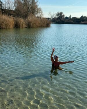 Erika Barkolová Instagram - Po dlhej dobe opat ladova medvedica ❤️ Voda vraj 3 stupne. Slniecko na paradu ❤️ #cold #lake #slovakia #coldexposure