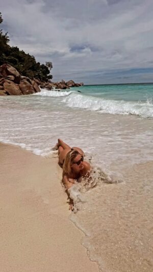 Erika Barkolová Instagram - Ostrov Praslin, Seychelles @flyingbanana.sk