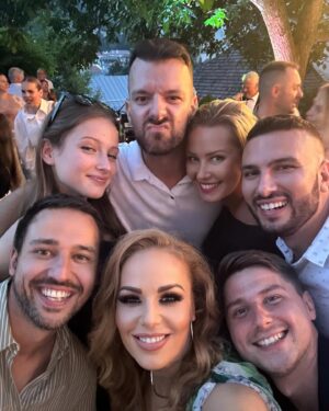 Erika Barkolová Instagram - Otvorenie leta v Rezidenciu  Resla v Banskej Stiavnici s kapelou Vidiek