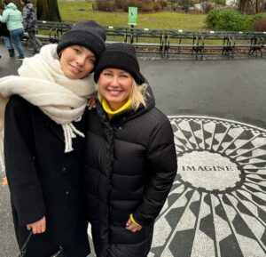 Erika Barkolová Instagram - Velmi pekne dakujem zo ❤️ za vsetky meninove zelania, velmi si to vazim a vsetkych vas pozdravujem z New Yorku. Dali sme si tu meninove rande s dcerou 🫶#newyork #nyc #centralpark #strawberryfields #imagine #johnlennon #usa #trip