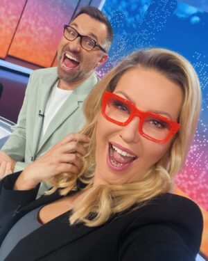 Erika Barkolová Instagram - Tak, @bibianaondrejkovaa prisla si o okuliare :) celkom by mi isli vsak? @rannenoviny @brucibe