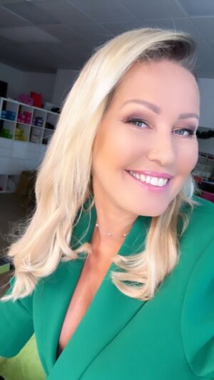 Erika Barkolová Instagram - YSL LOVESHINE! Neodolatelny leskly ruz s hydrataciou az 24 hodin 💥 vôna svieze mango, zlozenie duzina figy a 6 vyzivujucich olejov @yslbeauty #loveshine #yslbeauty #yslbeautymakeup AKO SA TI PACI? :)