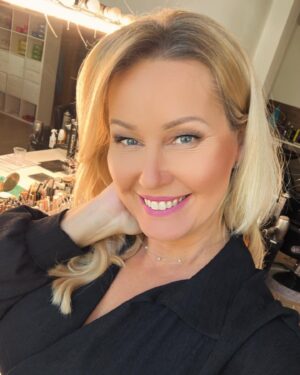 Erika Barkolová Instagram - @topstar_tvjoj #moderatorka s kym sa vidim? 15.30 @tvjoj