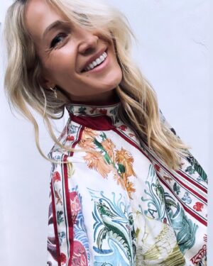 Erika Heynatz Instagram - LOVE a retro track pant vibe!! I’ve been channeling Jane Lynch all week. This silk cotton bomber jacket & track pant is @antipodean.official WOND-A-LAND ❤️ Original in-house placement print exclusive to Antipodean Hand drawn by Antipodean’s founder. 
Hair @headcasehair