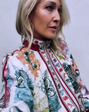 Erika Heynatz Instagram - LOVE a retro track pant vibe!! I’ve been channeling Jane Lynch all week. This silk cotton bomber jacket & track pant is @antipodean.official WOND-A-LAND ❤️ Original in-house placement print exclusive to Antipodean Hand drawn by Antipodean’s founder. 
Hair @headcasehair