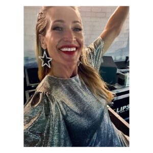 Erika Heynatz Instagram - Christmas Cracker or Mrs Claus, either role was up grabs last week @beachescouncil Christmas Choral Concert. The Choir & Orchestra played extra hard and so did these other two naughty elves. I felt the spirit!!! Shout out to magician @serenawylliemakeup who knows her sparkle 💫 Wearing @rebeccavallance
