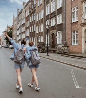 Erika Kaar Instagram - Przyjaciółki ze szkolnej ławki👭
#backtoschool już nas nie dotyczy @oooklaudia 🙃
