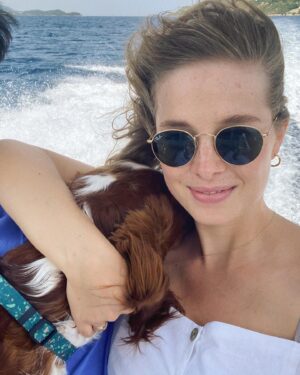 Erika Kaar Instagram - Mój chwilowo wydygany kompan podróży 🐶 wakacje z Fredziem są ekstra!