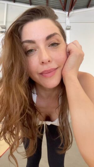 Erika Sanz Instagram - Checking ✅

Todavía me queda pero me siento súper orgullosa de mí. Los cambios que voy haciendo y cómo va repercutiendo en mi mente, mi descanso y los resultados físicos. 

Esto es sólo un chequeo, un voy bien, sigue así que vas por el buen camino 🤘🏼

Por cierto, muchas veces me habéis preguntado por el tattoo de la barriga… aquí se ve claramente la cicatriz que me dejó quitármelo. Ahora hay técnicas mucho más avanzadas, por si estáis pensando en quitaros alguno. Yo sigo trabajando la piel para mejorarlo ;)

Con dedicación y entrega todo llega ❤️‍🔥😜

Pd: mi hermano @alexsanzeldiablo me está llevando la preparación física. Si alguien está interesado/a, contactad con él. 😘