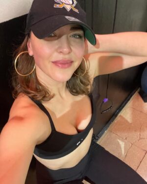 Erika Sanz Instagram - Ayer. Sentadilla isometrica 3x2 minutos. Me ardía, pero la satisfacción de aguantar y lograrlo, muchas veces, es mayor que cualquier molestia. 

Recordad que vengo de una etapa algo flojilla. Ya me voy recuperando, poco a poco. Sin prisa pero sin pausa. Empiezo a ser yo, una versión un poco más débil pero más segura y decidida que posiblemente los pasados 20 años. 

Y tú, dale caña y déjate de tonterías 🤪. Ya sabes de que te hablo ;)