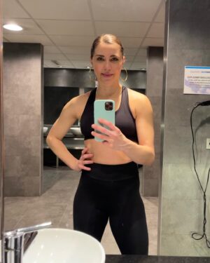 Erika Sanz Instagram - No sabéis lo que me gusta echar cuerpo. Dormir y comer bien se están convirtiendo (por fin) en no negociables en mi día a día. No es fácil si, como yo, eres un culo inquieto, pero lo que os digo, ya no se negocia mi Salud.

Espero mantener esto para siempre 😅 y os animo a probarlo porque es lo principal. Sin ti bien, no produces ni avanzas.

La extrema delgadez siempre ha sido para mí un indicativo de que algo no iba bien. Ahora estoy comiendo de más (créeme que cuando digo de más, es de más) y tengo que equilibrarlo un poco 😅, pero… ¿Y el brazaco que se me está poniendo? Because I’m happy la la la la la la la la la la la la la la la la la….

Pd: otro día extendemos este tema de comer y la cantidad de gente con TCA que hay hoy en día. Me ayudaría tu opinión y colaboración para generar diálogo en esta línea ;) Thanks de antemano ❤️‍🔥