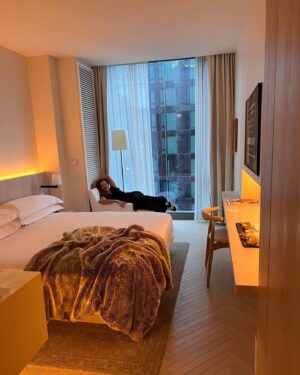 Erika Sanz Instagram - La botella de vino duró poco 🤪

@timessquareedition