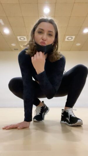 Erika Sanz Instagram - Parece que ya me voy recuperando de esta coletilla post COVID. 

Todavía siento que el cuerpo me pesa y mi agilidad se redujo a la mitad, pero cuestión de tiempo ¡Subiendo!🤘🏼👅