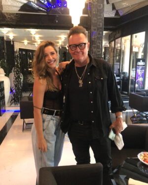 Erika Sanz Instagram - ¿Sabéis quién es? 

Quizá algun@s no sabréis quién es, aunque deberíais saberlo jajajaja… pues este señor es mítico.

Yo lo conocí el año pasado en el rodaje de “El corazón del Imperio” de @cerogram @movistarplus 

No, no sale en la serie… pero estaba rodando en los mismos platós que nosotr@s. En @nuboyana film studios.

¿Sabéis la ilusion que hace estar rodando al ladito de actores tan grandes? En los mismos estudios que él. ¡Subidón máximo! Además también nos alojábamos en el mismo hotel.

Desde este día en el que, cual friki, le pedí que nos hiciéramos una foto… ya fue my friend el resto del rodaje. Cada vez que nos cruzábamos o estaba cerca, me levantaba la mano a modo de saludo, acompañada con la frase de, Hey, my friend! Jajajajaja… y yo flipada, claro 🤣

He encontrado esta foto revisando el carrete, ya que el 25 de Noviembre es el estreno de la serie y quería volverla a compartir, pese a que en su día la subí a stories. 

Un saludo @ripfighter si me lees 👅
