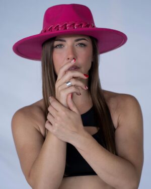 Erika Sanz Instagram - Hace ya unos meses, hicimos la sesión de fotos para la nueva imagen de @bootyshapemovement . Quería que fuera algo atrevida y diferente, una sesión que reflejara la esencia de lo que realmente es. Siento Booty como un resultado, una mezcla de mi esencia, de mi experiencia y personalidad. 

Con mucho trabajo detrás de este proyecto, poco a poco va dando sus pasos, al ritmo que puedo y con las posibilidades que tengo. He pasado ya por varios procesos en este camino, ilusión, estrés, mucha emoción, grandes recompensas y alguna que otra caída. Creo que sólo las personas que se han atrevido a emprender saben de lo que hablo. 

Estas fotos son parte de la sesión, aunque no creo que las utilice para la marca, quería enseñároslas y agradecer muy fuerte a todas las personas que van formando parte del camino.

📸 @zaire.radio 

Tú ¿Cuál hubieras puesto la primera?