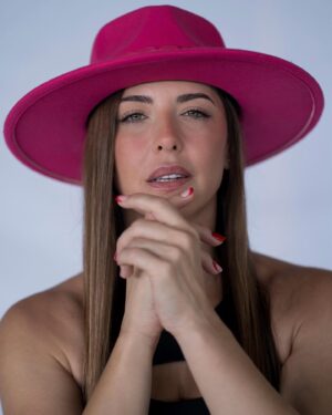 Erika Sanz Instagram - Hace ya unos meses, hicimos la sesión de fotos para la nueva imagen de @bootyshapemovement . Quería que fuera algo atrevida y diferente, una sesión que reflejara la esencia de lo que realmente es. Siento Booty como un resultado, una mezcla de mi esencia, de mi experiencia y personalidad. 

Con mucho trabajo detrás de este proyecto, poco a poco va dando sus pasos, al ritmo que puedo y con las posibilidades que tengo. He pasado ya por varios procesos en este camino, ilusión, estrés, mucha emoción, grandes recompensas y alguna que otra caída. Creo que sólo las personas que se han atrevido a emprender saben de lo que hablo. 

Estas fotos son parte de la sesión, aunque no creo que las utilice para la marca, quería enseñároslas y agradecer muy fuerte a todas las personas que van formando parte del camino.

📸 @zaire.radio 

Tú ¿Cuál hubieras puesto la primera?