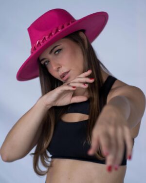 Erika Sanz Instagram - Hace ya unos meses, hicimos la sesión de fotos para la nueva imagen de @bootyshapemovement . Quería que fuera algo atrevida y diferente, una sesión que reflejara la esencia de lo que realmente es. Siento Booty como un resultado, una mezcla de mi esencia, de mi experiencia y personalidad. 

Con mucho trabajo detrás de este proyecto, poco a poco va dando sus pasos, al ritmo que puedo y con las posibilidades que tengo. He pasado ya por varios procesos en este camino, ilusión, estrés, mucha emoción, grandes recompensas y alguna que otra caída. Creo que sólo las personas que se han atrevido a emprender saben de lo que hablo. 

Estas fotos son parte de la sesión, aunque no creo que las utilice para la marca, quería enseñároslas y agradecer muy fuerte a todas las personas que van formando parte del camino.

📸 @zaire.radio 

Tú ¿Cuál hubieras puesto la primera?