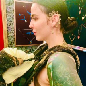 Erika Stárková Instagram - Děkujeme za příjemný dvoudenní festival @mintmarket.cz v Plzni bylo to nabíjející a krásný.

Děkujeme všem kteří k nám zavítali. Krásní lidé a krásné příběhy . Ženská energy power a lidskost. 

Těšíme se už zítra v Praze na výstavišti na @cajomirfest . Největší festival čaje v Evropě. 

Pozitivní vibrace 
  Erika Chunk

NOČNÍ ASOCIACE