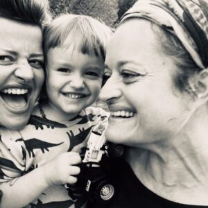 Erika Stárková Instagram - @projekt_doma 
@neuzila_starkovic 
@stepan.hon 

Dekujeme fotografovi Stepanovi za prijemne foceni a zachyceni nas trech , kdyz si spolu hovime a uzivame life... 

Koupi kalendare projektu @projekt_doma prispivate na dobrou vec, aby vsichni meli prijemny odchod ze sveta tam do svetla nahoruuuuuuuu ....

V kalendari je 12 osobnosti zachycenych u nich doma... bez prikras... citlive... pravdive... realne... 

Kalendar muzete zakoupit na www.charitativnikalendar.cz

❤️🙏🏻🌸