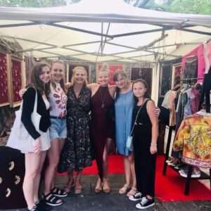 Erika Stárková Instagram - Děkujeme za příjemný dvoudenní festival @mintmarket.cz v Plzni bylo to nabíjející a krásný.

Děkujeme všem kteří k nám zavítali. Krásní lidé a krásné příběhy . Ženská energy power a lidskost. 

Těšíme se už zítra v Praze na výstavišti na @cajomirfest . Největší festival čaje v Evropě. 

Pozitivní vibrace 
  Erika Chunk

NOČNÍ ASOCIACE