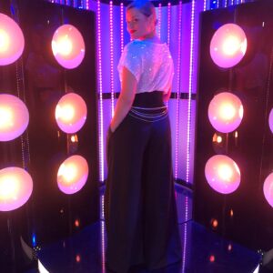 Erika Stárková Instagram - Dnes jako The weeknd...

Krásné šaty od @leedastore mne doprovodily do vytahu a jedeme... 

@tvojetvarmaznamyhlas 
@leedastore