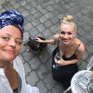 Erika Stárková Instagram - Táni milovaná je to jízda ten Life co?... tolik let a tolik uz jsme toho společně zažily.
 Začalo to mesíčním tripem po Evrope s báglama . Spaly jsme pod širým nebem a vydělávaly si zpíváním na ulici a měli kudlu za pasem😀💪🏾🌈
 Děkuji za Tvé přátelství. Za ty nekonečné hodiny smíchu. Tvoji podporu a rady do lajfíčku 🤩. 
  Děkuji že si! Seš skvělá kamarádka především! Herečka a zpěvačka!!!
 Děkuji , že jsi i na jevišti skvělá parťačka a kominda Pár excelánc 🤩
 Děkuji za Ostravu! Nárámně sme si to užily co?...😀😀😀 Shakespearovky ever))))).
 Těším se na Tebe už brzy na pražský hradě. Doufám, že budeš PREZIDENTKA!!! A pokud ne, tak si aspoň zahrajeme zase Shakespeara....
 21.,22.SRPNA- PRAŽSKÝ HRAD. ZKROCENÍ ZLÉ ŽENY . 

Pusa Tobě Ty moje Královno... 

A jedeme dál..... kam přístě

@malikovatana 
@shakespeareova