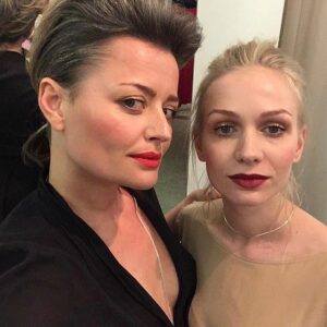 Erika Stárková Instagram - Táni milovaná je to jízda ten Life co?... tolik let a tolik uz jsme toho společně zažily.
 Začalo to mesíčním tripem po Evrope s báglama . Spaly jsme pod širým nebem a vydělávaly si zpíváním na ulici a měli kudlu za pasem😀💪🏾🌈
 Děkuji za Tvé přátelství. Za ty nekonečné hodiny smíchu. Tvoji podporu a rady do lajfíčku 🤩. 
  Děkuji že si! Seš skvělá kamarádka především! Herečka a zpěvačka!!!
 Děkuji , že jsi i na jevišti skvělá parťačka a kominda Pár excelánc 🤩
 Děkuji za Ostravu! Nárámně sme si to užily co?...😀😀😀 Shakespearovky ever))))).
 Těším se na Tebe už brzy na pražský hradě. Doufám, že budeš PREZIDENTKA!!! A pokud ne, tak si aspoň zahrajeme zase Shakespeara....
 21.,22.SRPNA- PRAŽSKÝ HRAD. ZKROCENÍ ZLÉ ŽENY . 

Pusa Tobě Ty moje Královno... 

A jedeme dál..... kam přístě

@malikovatana 
@shakespeareova
