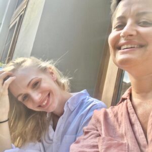 Erika Stárková Instagram - Táni milovaná je to jízda ten Life co?... tolik let a tolik uz jsme toho společně zažily.
 Začalo to mesíčním tripem po Evrope s báglama . Spaly jsme pod širým nebem a vydělávaly si zpíváním na ulici a měli kudlu za pasem😀💪🏾🌈
 Děkuji za Tvé přátelství. Za ty nekonečné hodiny smíchu. Tvoji podporu a rady do lajfíčku 🤩. 
  Děkuji že si! Seš skvělá kamarádka především! Herečka a zpěvačka!!!
 Děkuji , že jsi i na jevišti skvělá parťačka a kominda Pár excelánc 🤩
 Děkuji za Ostravu! Nárámně sme si to užily co?...😀😀😀 Shakespearovky ever))))).
 Těším se na Tebe už brzy na pražský hradě. Doufám, že budeš PREZIDENTKA!!! A pokud ne, tak si aspoň zahrajeme zase Shakespeara....
 21.,22.SRPNA- PRAŽSKÝ HRAD. ZKROCENÍ ZLÉ ŽENY . 

Pusa Tobě Ty moje Královno... 

A jedeme dál..... kam přístě

@malikovatana 
@shakespeareova