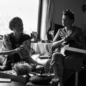 Erika Stárková Instagram - @projekt_doma 
@neuzila_starkovic 
@stepan.hon 

Dekujeme fotografovi Stepanovi za prijemne foceni a zachyceni nas trech , kdyz si spolu hovime a uzivame life... 

Koupi kalendare projektu @projekt_doma prispivate na dobrou vec, aby vsichni meli prijemny odchod ze sveta tam do svetla nahoruuuuuuuu ....

V kalendari je 12 osobnosti zachycenych u nich doma... bez prikras... citlive... pravdive... realne... 

Kalendar muzete zakoupit na www.charitativnikalendar.cz

❤️🙏🏻🌸