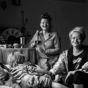 Erika Stárková Instagram - @projekt_doma 
@neuzila_starkovic 
@stepan.hon 

Dekujeme fotografovi Stepanovi za prijemne foceni a zachyceni nas trech , kdyz si spolu hovime a uzivame life... 

Koupi kalendare projektu @projekt_doma prispivate na dobrou vec, aby vsichni meli prijemny odchod ze sveta tam do svetla nahoruuuuuuuu ....

V kalendari je 12 osobnosti zachycenych u nich doma... bez prikras... citlive... pravdive... realne... 

Kalendar muzete zakoupit na www.charitativnikalendar.cz

❤️🙏🏻🌸