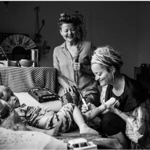 Erika Stárková Instagram - @projekt_doma 
@neuzila_starkovic 
@stepan.hon 

Dekujeme fotografovi Stepanovi za prijemne foceni a zachyceni nas trech , kdyz si spolu hovime a uzivame life... 

Koupi kalendare projektu @projekt_doma prispivate na dobrou vec, aby vsichni meli prijemny odchod ze sveta tam do svetla nahoruuuuuuuu ....

V kalendari je 12 osobnosti zachycenych u nich doma... bez prikras... citlive... pravdive... realne... 

Kalendar muzete zakoupit na www.charitativnikalendar.cz

❤️🙏🏻🌸
