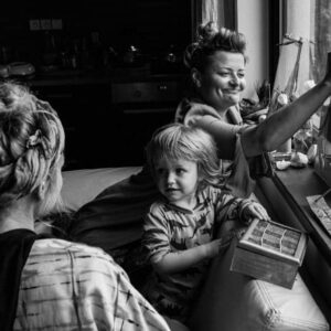Erika Stárková Instagram - @projekt_doma 
@neuzila_starkovic 
@stepan.hon 

Dekujeme fotografovi Stepanovi za prijemne foceni a zachyceni nas trech , kdyz si spolu hovime a uzivame life... 

Koupi kalendare projektu @projekt_doma prispivate na dobrou vec, aby vsichni meli prijemny odchod ze sveta tam do svetla nahoruuuuuuuu ....

V kalendari je 12 osobnosti zachycenych u nich doma... bez prikras... citlive... pravdive... realne... 

Kalendar muzete zakoupit na www.charitativnikalendar.cz

❤️🙏🏻🌸