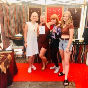 Erika Stárková Instagram - Děkujeme za příjemný dvoudenní festival @mintmarket.cz v Plzni bylo to nabíjející a krásný.

Děkujeme všem kteří k nám zavítali. Krásní lidé a krásné příběhy . Ženská energy power a lidskost. 

Těšíme se už zítra v Praze na výstavišti na @cajomirfest . Největší festival čaje v Evropě. 

Pozitivní vibrace 
  Erika Chunk

NOČNÍ ASOCIACE