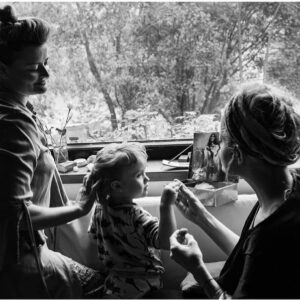 Erika Stárková Instagram - @projekt_doma 
@neuzila_starkovic 
@stepan.hon 

Dekujeme fotografovi Stepanovi za prijemne foceni a zachyceni nas trech , kdyz si spolu hovime a uzivame life... 

Koupi kalendare projektu @projekt_doma prispivate na dobrou vec, aby vsichni meli prijemny odchod ze sveta tam do svetla nahoruuuuuuuu ....

V kalendari je 12 osobnosti zachycenych u nich doma... bez prikras... citlive... pravdive... realne... 

Kalendar muzete zakoupit na www.charitativnikalendar.cz

❤️🙏🏻🌸