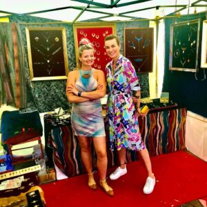 Erika Stárková Instagram - Děkujeme za příjemný dvoudenní festival @mintmarket.cz v Plzni bylo to nabíjející a krásný.

Děkujeme všem kteří k nám zavítali. Krásní lidé a krásné příběhy . Ženská energy power a lidskost. 

Těšíme se už zítra v Praze na výstavišti na @cajomirfest . Největší festival čaje v Evropě. 

Pozitivní vibrace 
  Erika Chunk

NOČNÍ ASOCIACE