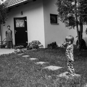 Erika Stárková Instagram - @projekt_doma 
@neuzila_starkovic 
@stepan.hon 

Dekujeme fotografovi Stepanovi za prijemne foceni a zachyceni nas trech , kdyz si spolu hovime a uzivame life... 

Koupi kalendare projektu @projekt_doma prispivate na dobrou vec, aby vsichni meli prijemny odchod ze sveta tam do svetla nahoruuuuuuuu ....

V kalendari je 12 osobnosti zachycenych u nich doma... bez prikras... citlive... pravdive... realne... 

Kalendar muzete zakoupit na www.charitativnikalendar.cz

❤️🙏🏻🌸