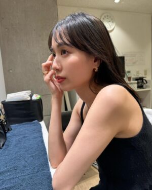 Erika Toda Instagram - @harukadebeau が帰ってきて久しぶりに写真を撮ってくれました🥰
美しい @cartier と💍✨

#トリニティ
#クラッシュ