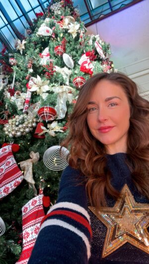 Erin Karpluk Instagram - Merry Christmas ✨🎄❤️

#hope #love #joy #peace #rockies #christmas #alberta #getoutside #christmas #iceskating #lakelife #ice #winter #erinkarpluk #christmastree