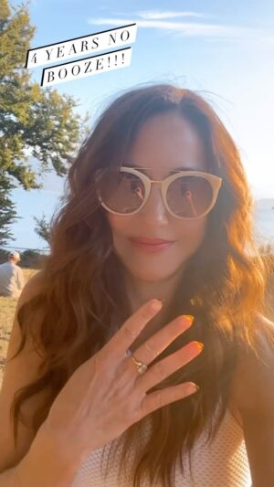 Erin Karpluk Instagram - Today marks FOUR YEARS no alcohol!! 🙋🏻‍♀️

Booting booze is the absolute best decision I have ever made. Feeling gratefully for this journey & all of you who support me, thank-you, I feel it all & am beaming it right back to you. 

If you are curious of what a booze free life looks like for me (along with the most amazing therapist!)👇🏼

Things I’ve gained since I quit drinking: 🫶🏻
Money, opportunities, confidence, stronger relationships, better sleep, more energy, abs, discernment, a spiritual practice, self worth, emotional regulation, glowy skin, better sex, creativity, clarity, peace, better communication, good habits, mindfulness, saying NO, gratitude, and absolutely smashing life goals & all the things I will regret not doing when I’m hopefully really old and healthy then die 🤞🏻👵🏼💀

Things I’ve lost since I quit drinking: 👋🏼
Weight, anxiety, fatigue, guilt, shame, short attention span, inhibitions & depression.

Things I did not loose when I quit: 🤙🏼
My real friends, my humor, my talent, being fearless to try things, my ability to do all the things I did before like dancing, going out, diving in, vacations. I just enjoy it all so much more now. 

Literally ZERO benefits to booze in my life!

#soberliving #erinkarpluk