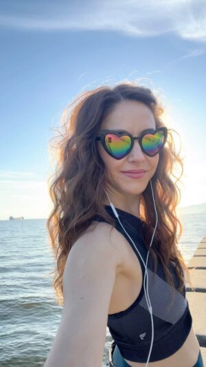 Erin Karpluk Instagram - Soaking up the last days is summer 🦩🦩🦩

#summer #westcoast #birdsofinstagram #vancouver #getoutside #erinkarpluk #sunset #englishbay #ocean #waterbaby