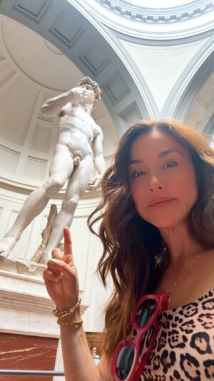 Erin Karpluk Instagram - Flashback to my love affair with this guy … 😍🇮🇹 

#david #italy #florence #travelitaly #flashbackfriday #erinkarpluk #adventure #travel
