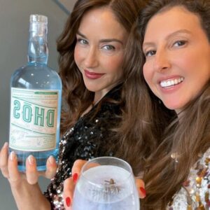 Erin Karpluk Instagram - SNOWGLOBE ❄️🔮🌲

Kick off 2024 with this fun mocktail 

To get:
Rosemary
Mixer (we like “Something & Nothing” cucumber mint)
Gin Free DHOS from @thesobrmarket 
Edible Glitter from @jennaraecakes

To make:
Freeze your rosemary tree in place the night before
Add a pinch of glitter
Add a shot (or two 😏) of Gin Free DHOS 
Top with your mixer and stir

Be sure to drink fast or make the ice base thick! 

Wishing you an amazing 2024, CHEERS! 🥂🌟