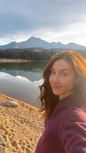 Erin Karpluk Instagram - Fall y’all 🍂🧡🎃

#jaspernationalpark #autumn #getoutside #freshairclub #jaspernationalpark #lakeanette #rockies #erinkarpluk #mountainlife #lake #october