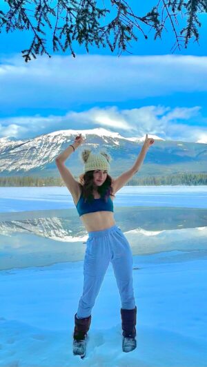 Erin Karpluk Instagram - Heck of a start 2023 🧚🏼‍♂️❄️🤍